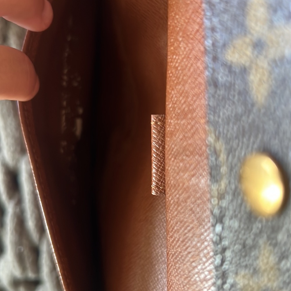 Authentic Louis Vuitton International wallet - Picture 8 of 10